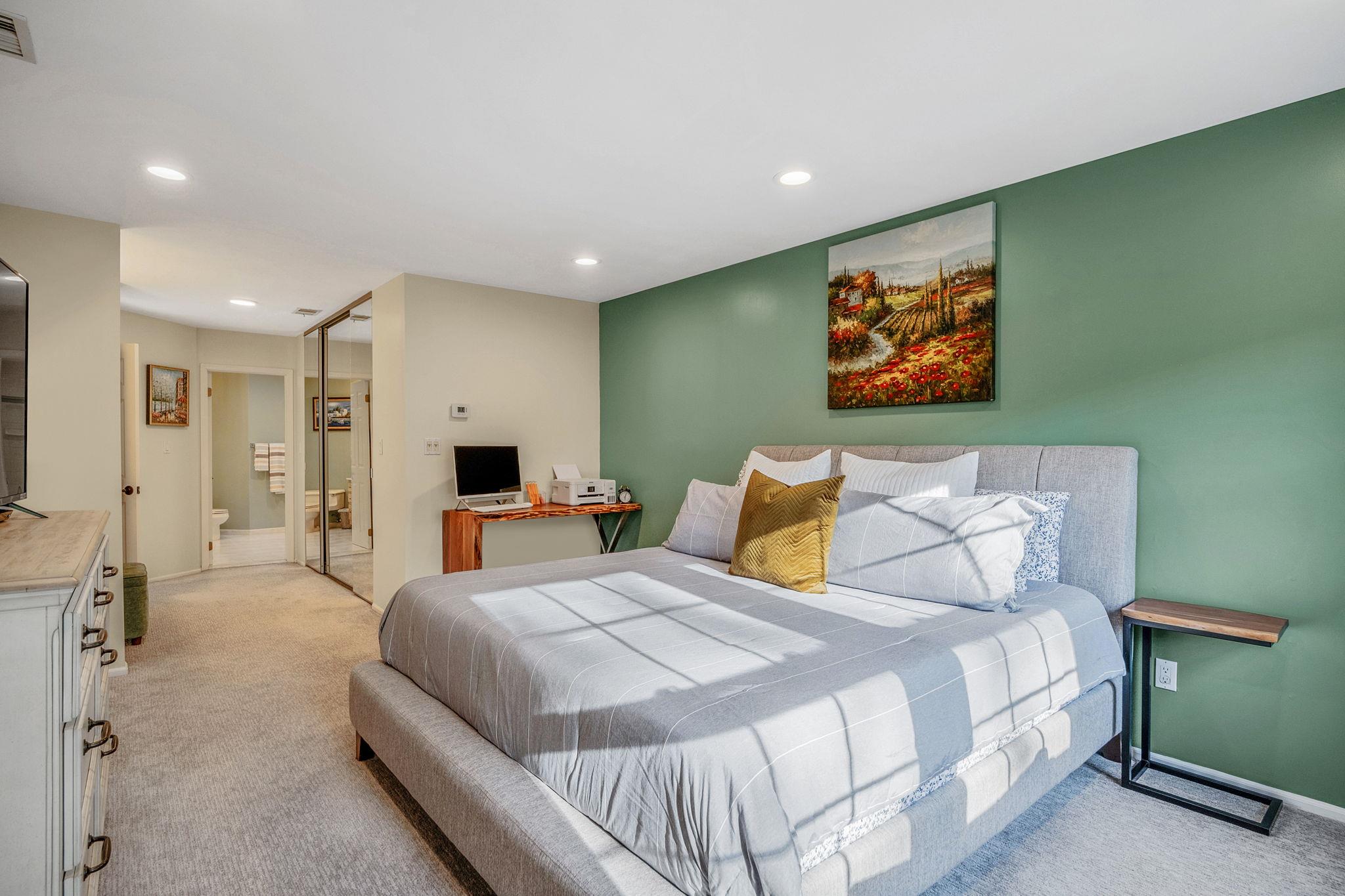 19 Hampshire Court, Holbrook, NY 11741