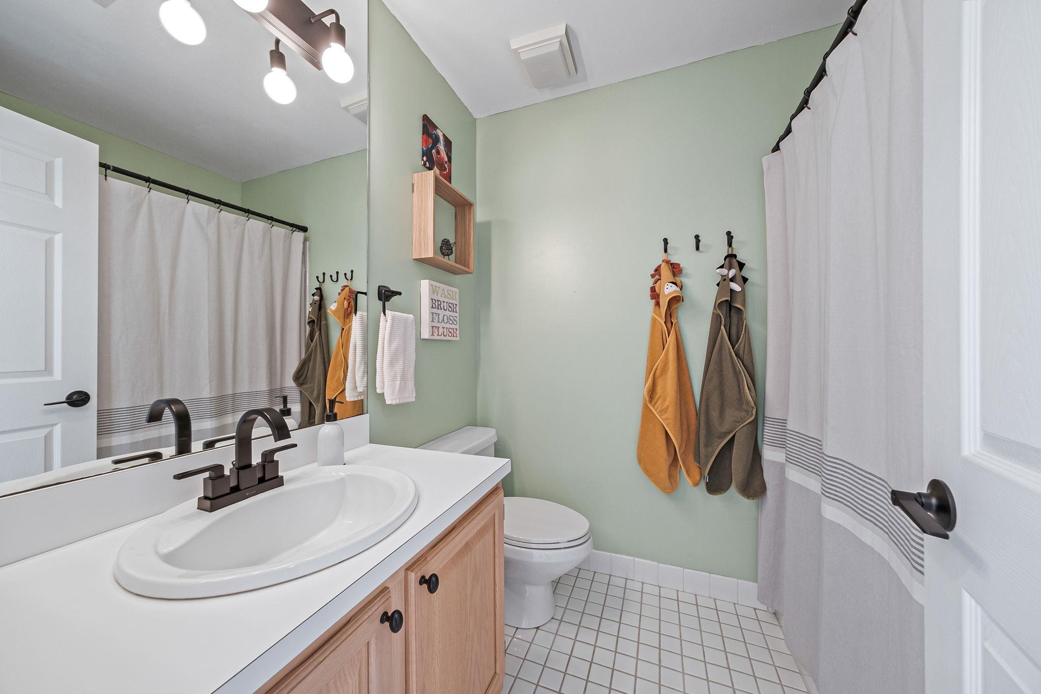 19 Hampshire Court, Holbrook, NY 11741