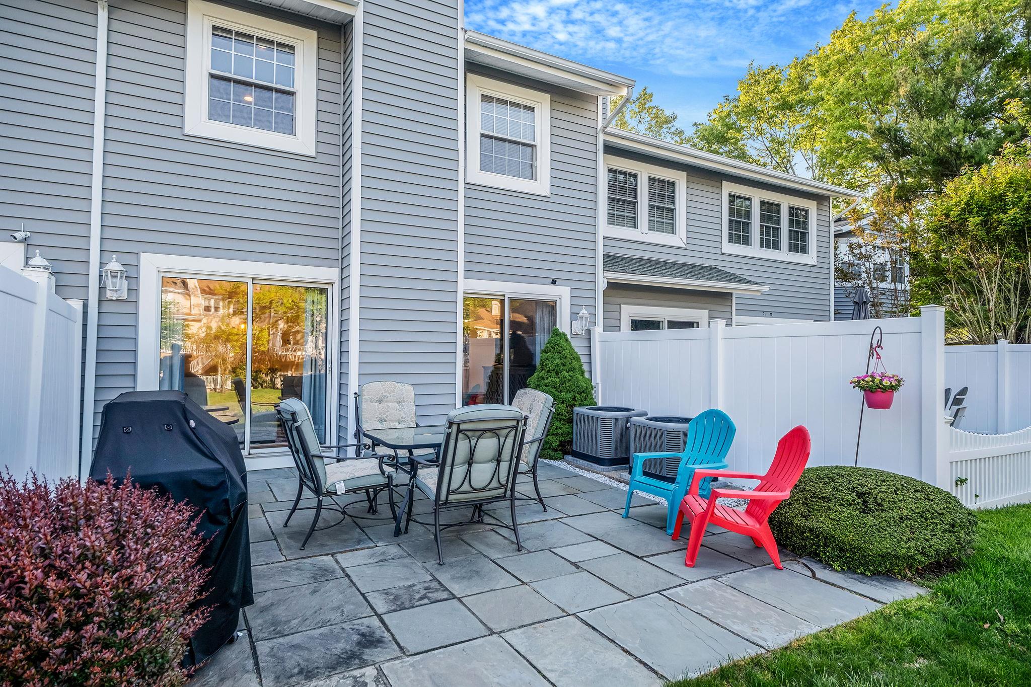 19 Hampshire Court, Holbrook, NY 11741