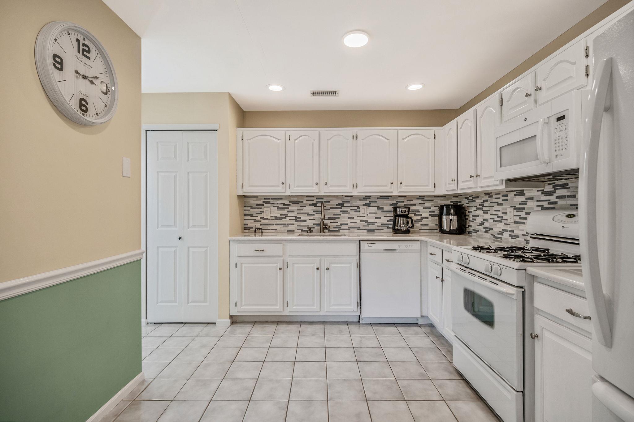 19 Hampshire Court, Holbrook, NY 11741