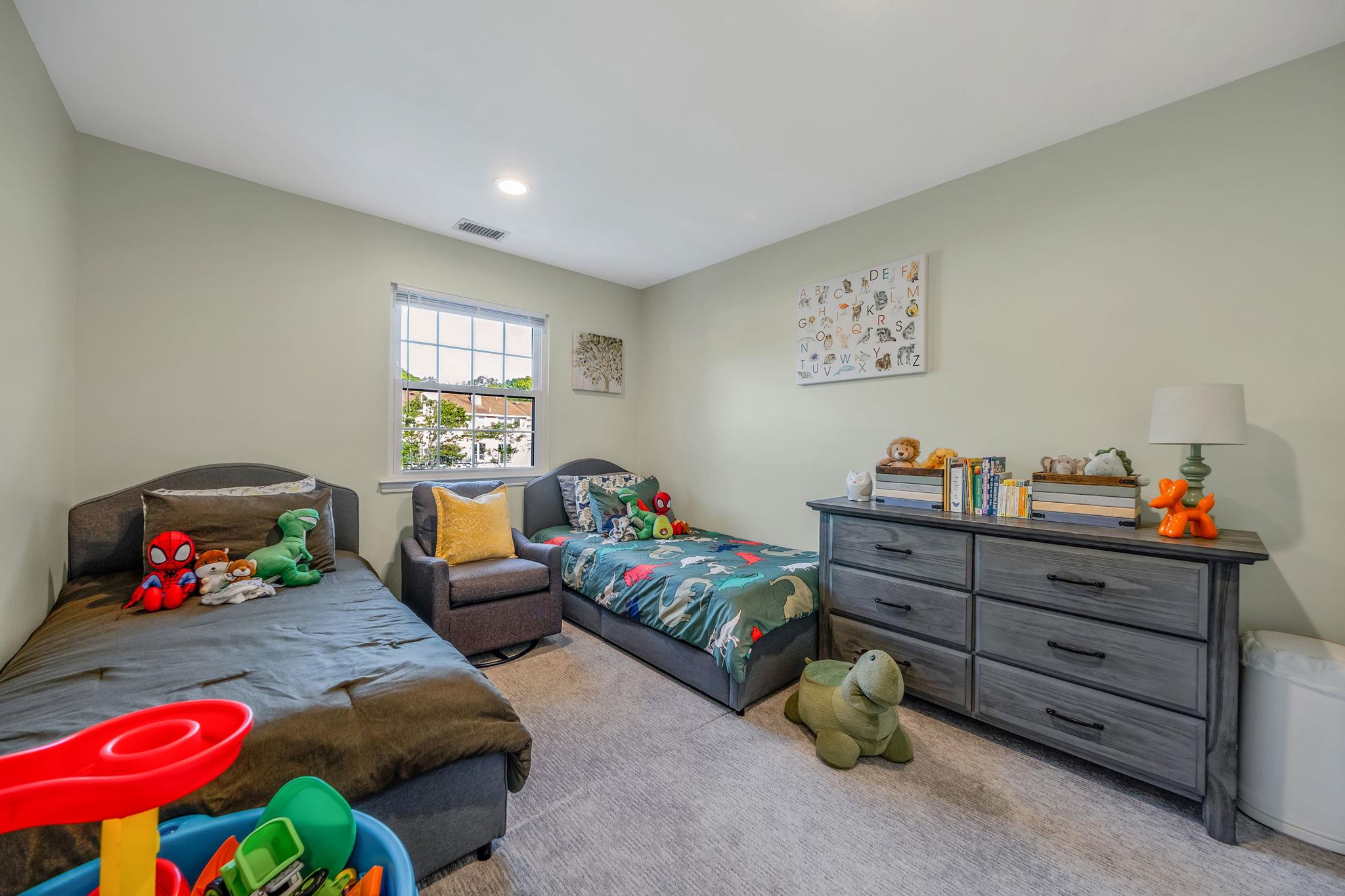 19 Hampshire Court, Holbrook, NY 11741