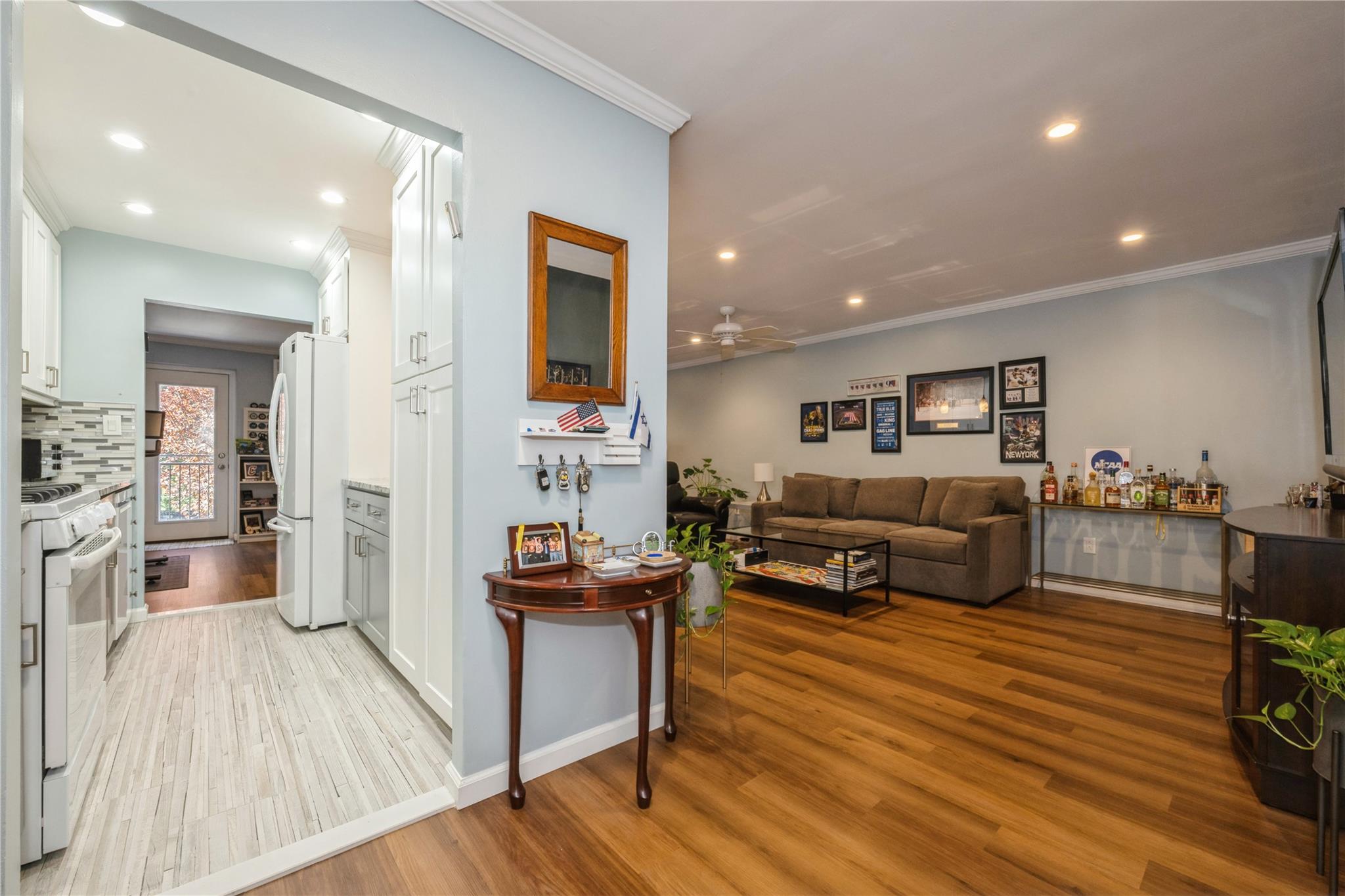 32 Pearsall Avenue # 1C, Glen Cove, NY 11542