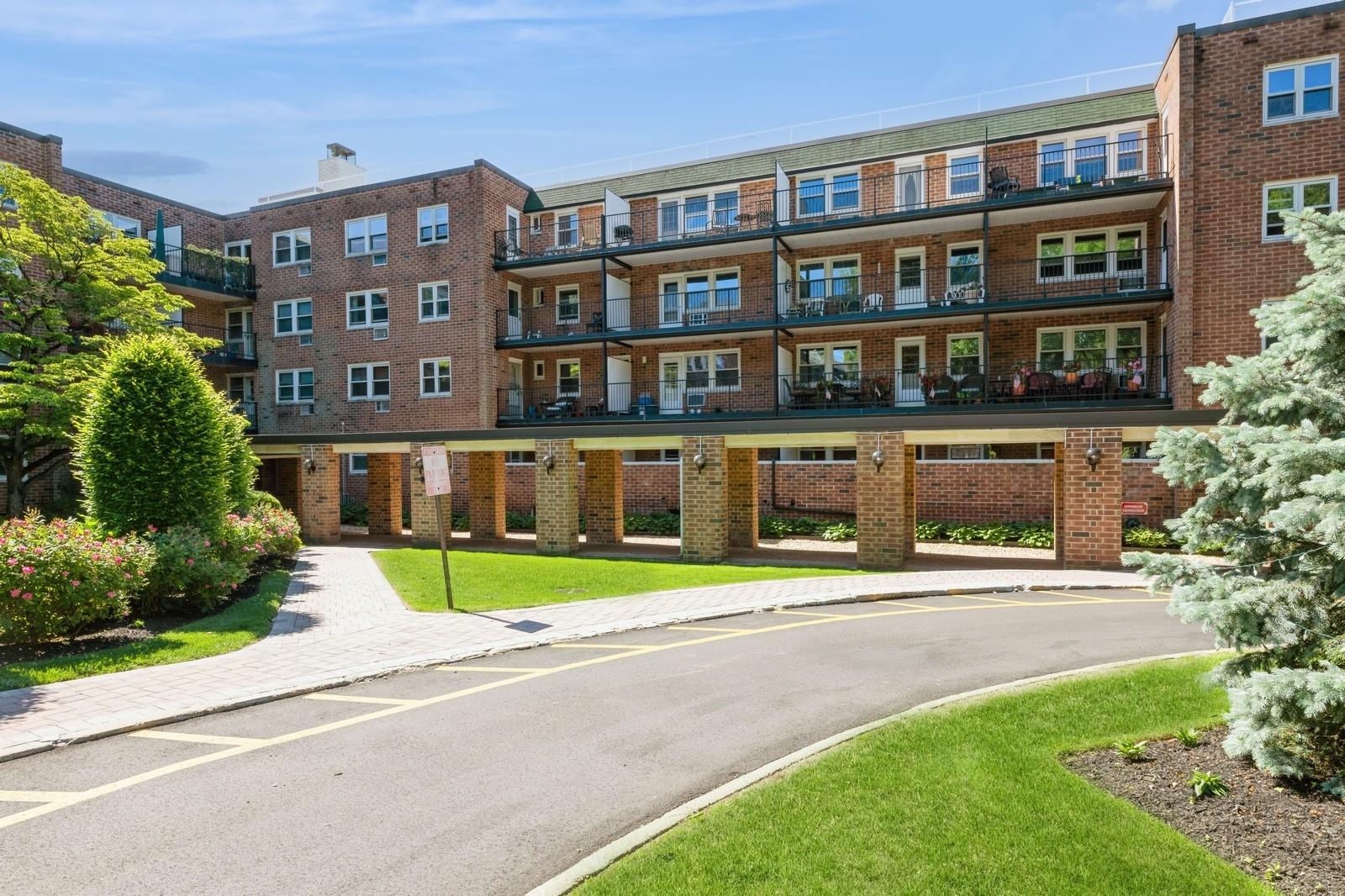 32 Pearsall Avenue # 1C, Glen Cove, NY 11542