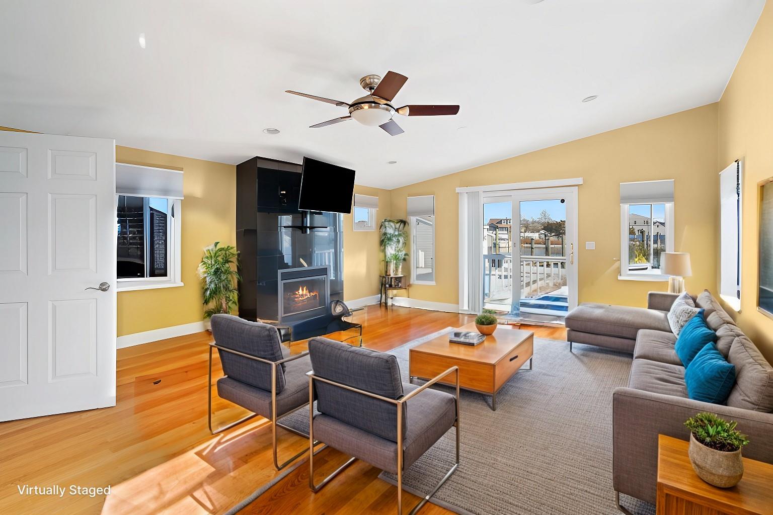 738 Shore Walk, Lindenhurst, NY 11757