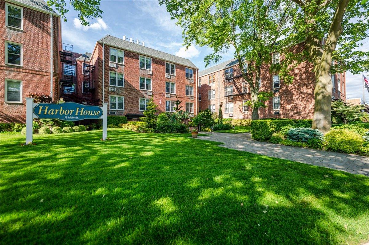 16 Main Street # 3Y, East Rockaway, NY 11518