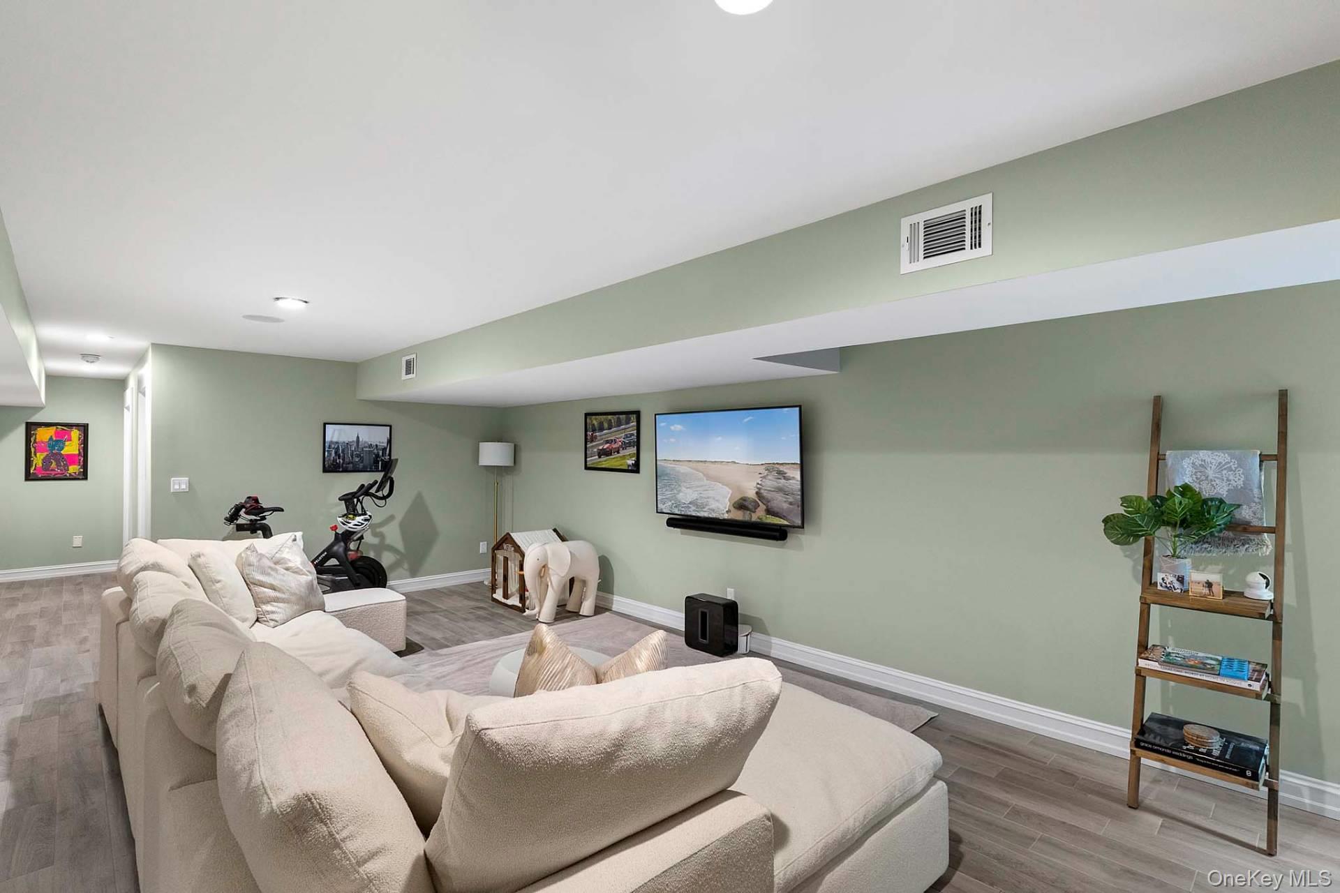 4 White Oak Lane, Southampton, NY 11968