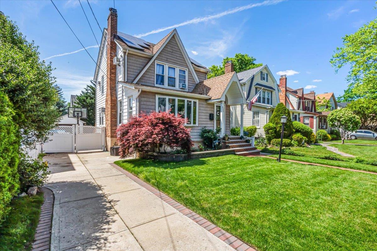 321 Rolling Street, Malverne, NY 11565