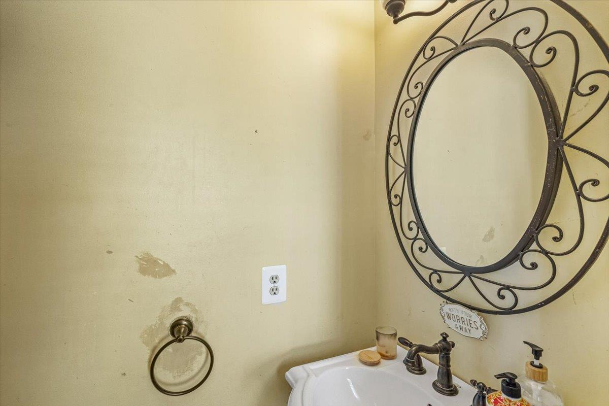 321 Rolling Street, Malverne, NY 11565