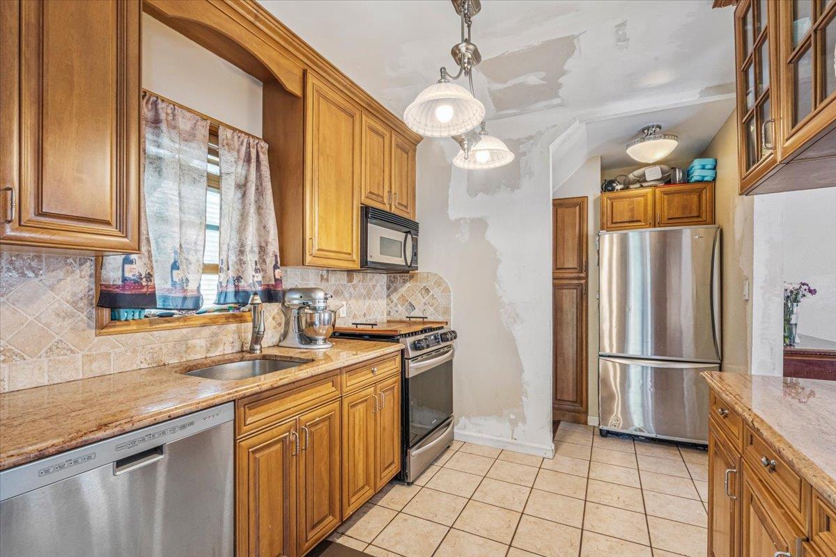 321 Rolling Street, Malverne, NY 11565