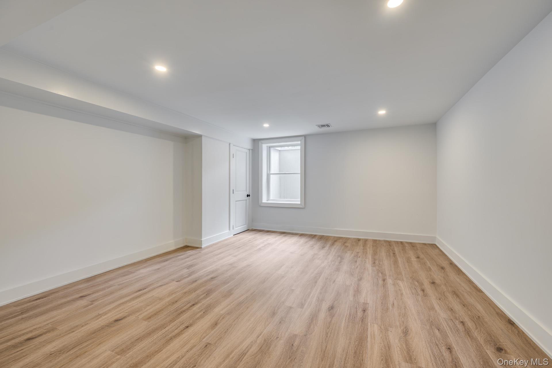 1 Lynnwood Court, Hampton Bays, NY 11946