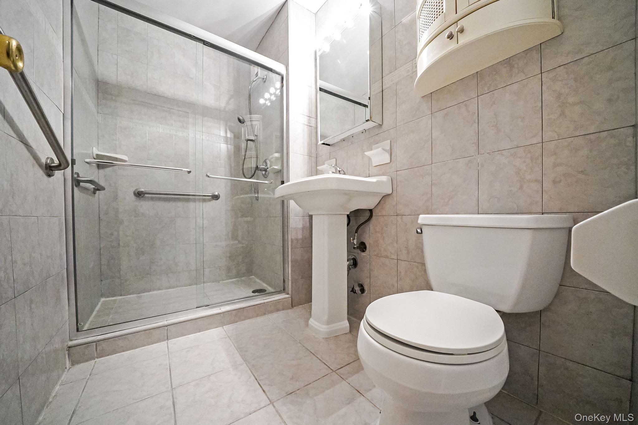 100 Lincoln Avenue # 28C, Mineola, NY 11501