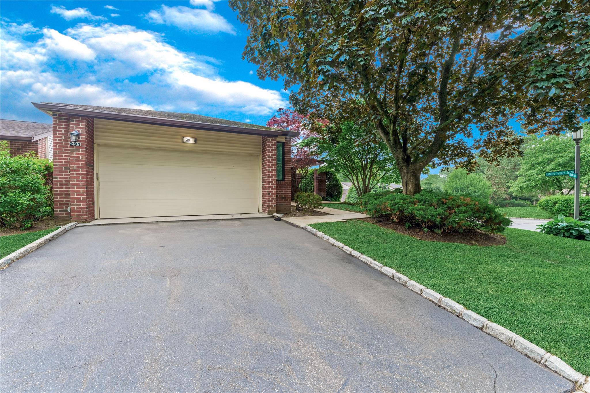 291 Starling Court, Manhasset, NY 11030