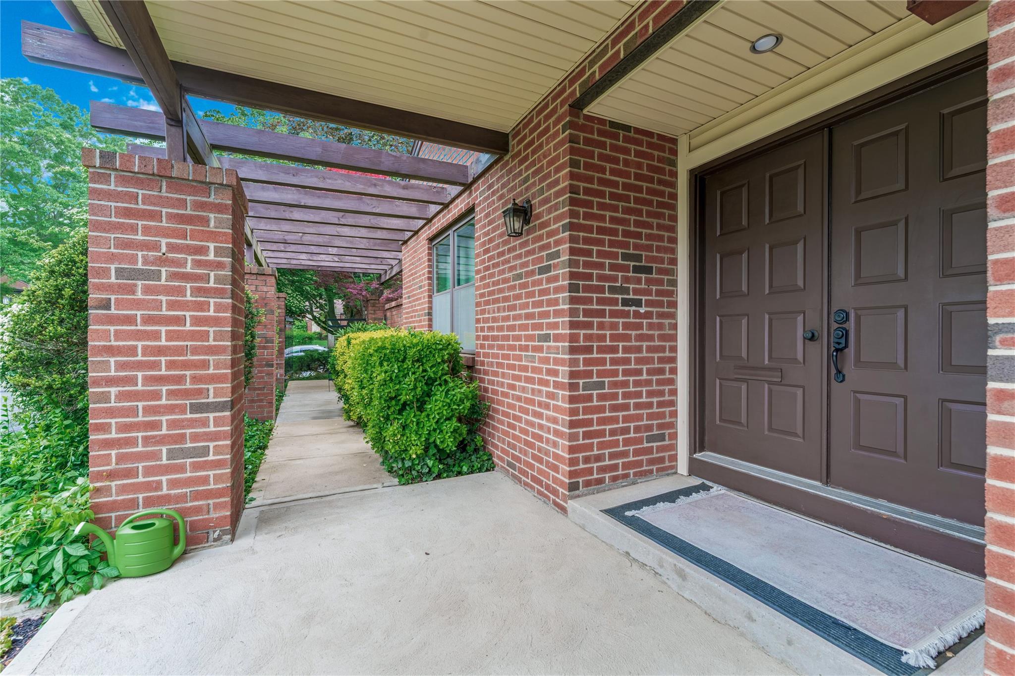 291 Starling Court, Manhasset, NY 11030