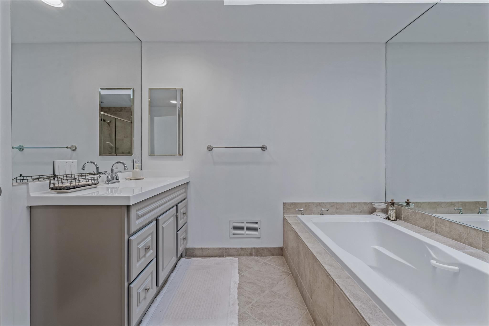 291 Starling Court, Manhasset, NY 11030