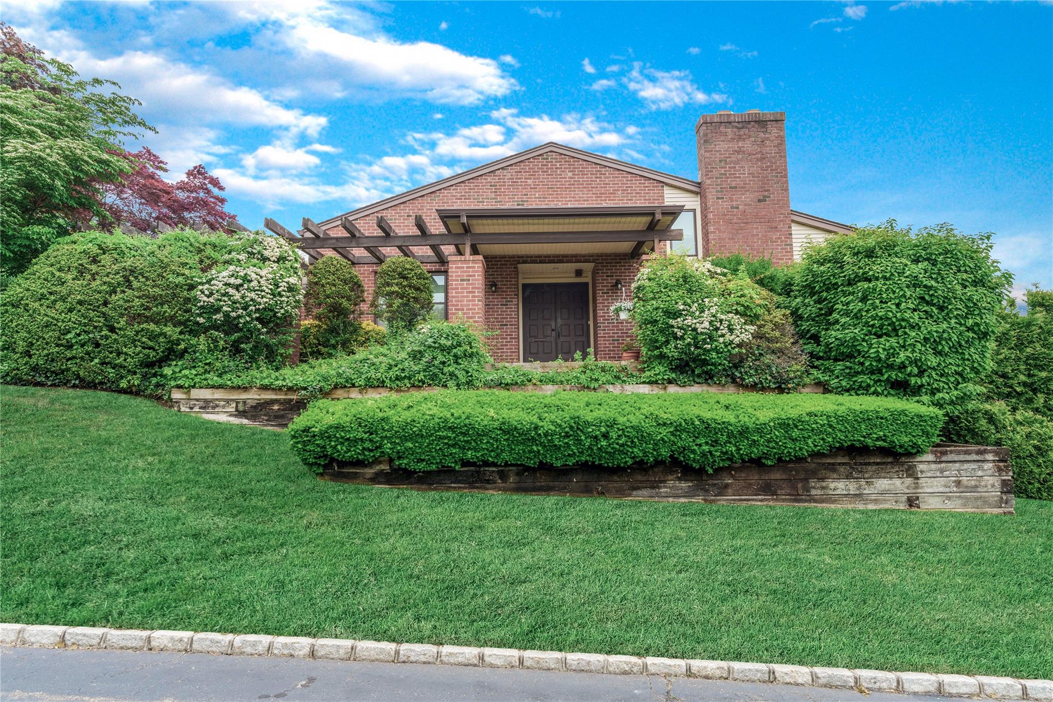 291 Starling Court, Manhasset, NY 11030