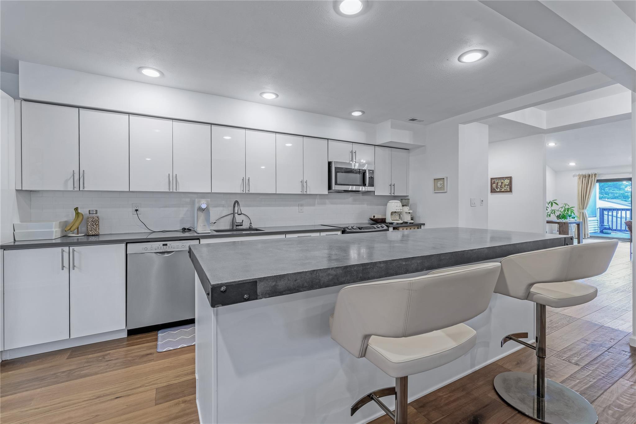 291 Starling Court, Manhasset, NY 11030