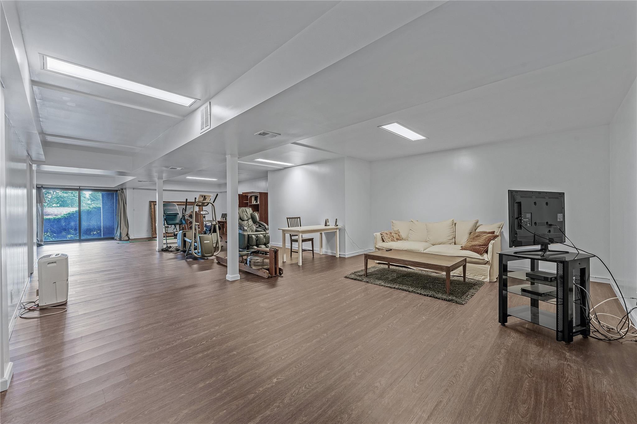 291 Starling Court, Manhasset, NY 11030