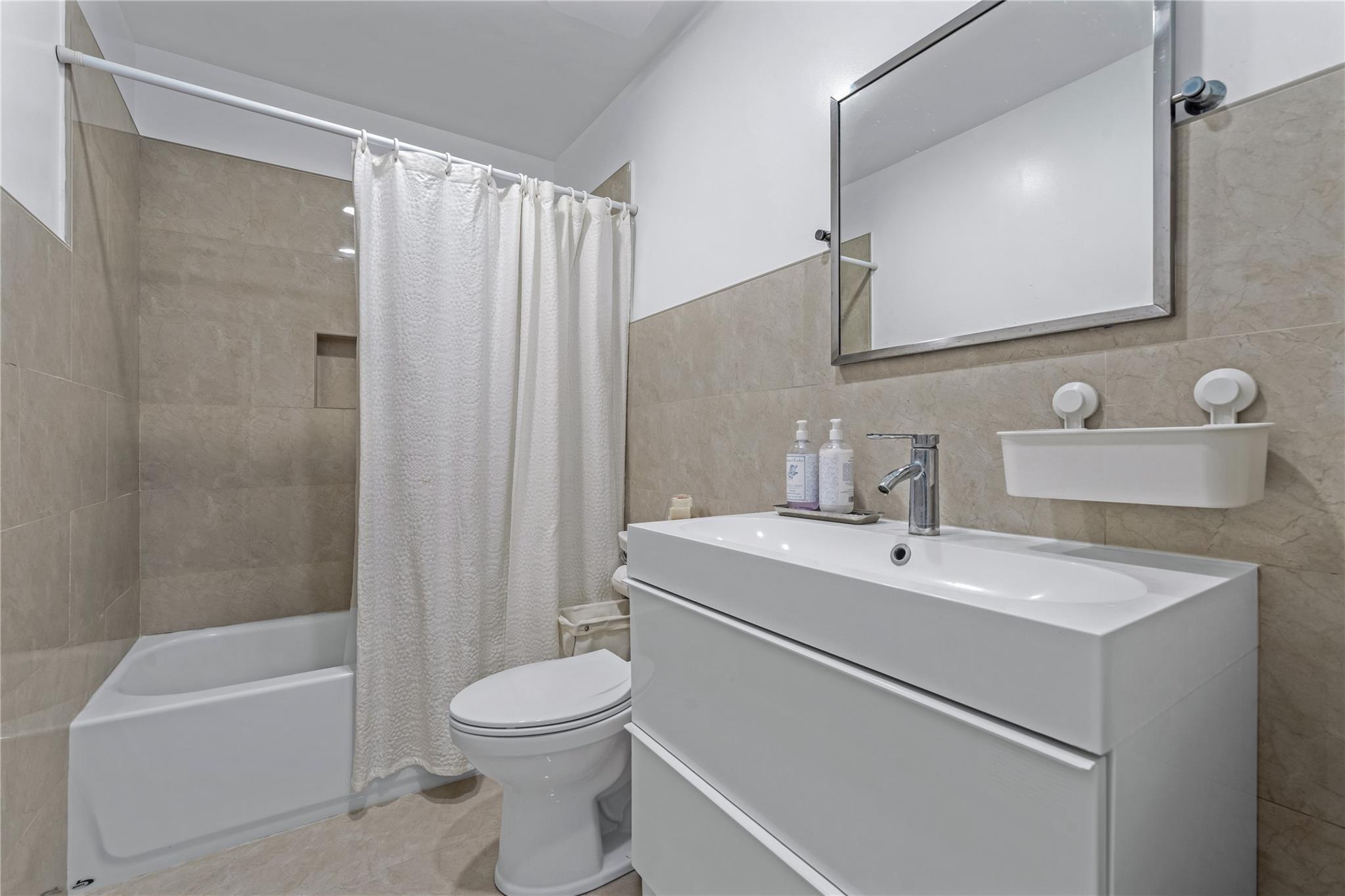 291 Starling Court, Manhasset, NY 11030