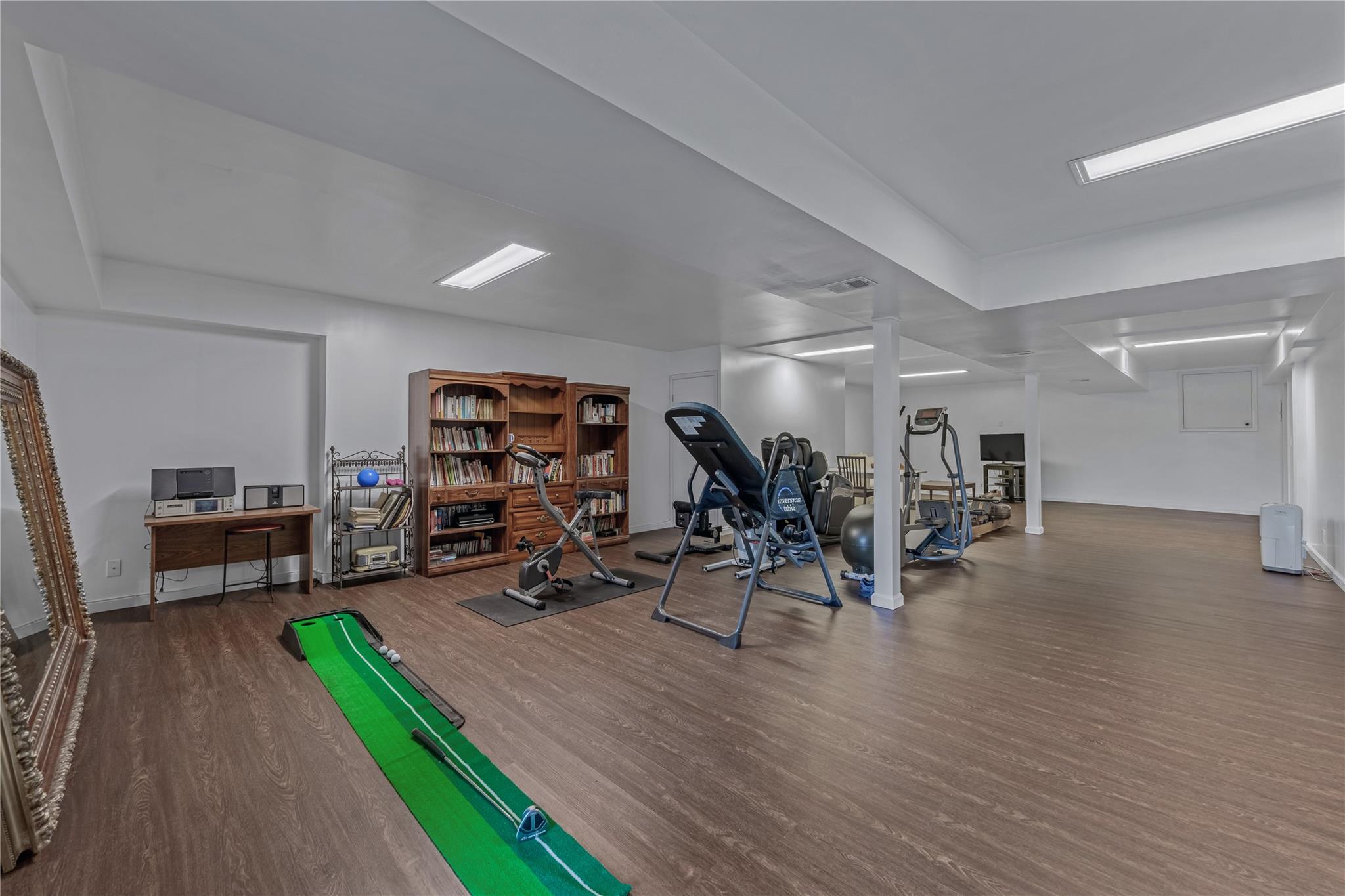 291 Starling Court, Manhasset, NY 11030