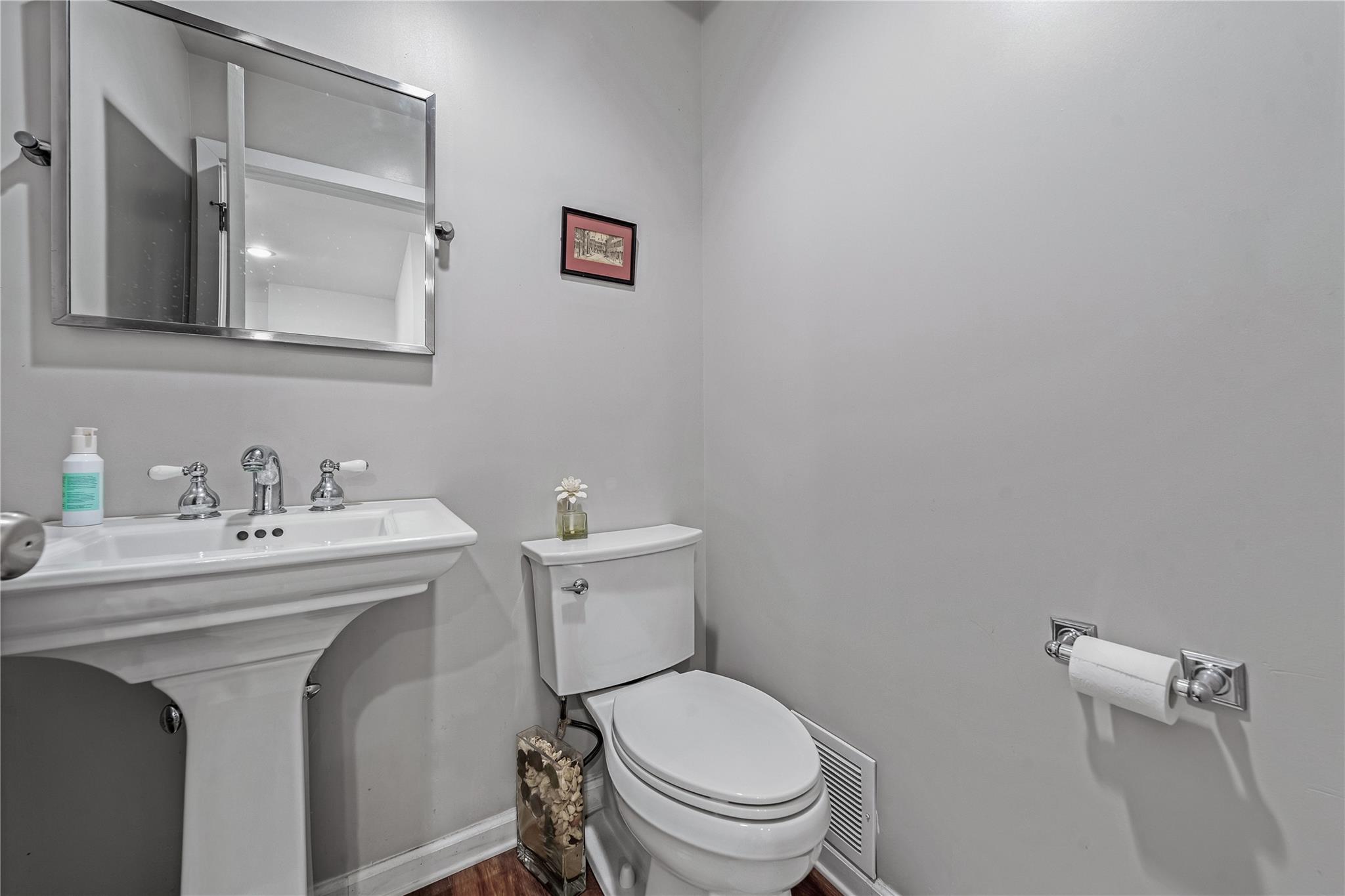 291 Starling Court, Manhasset, NY 11030