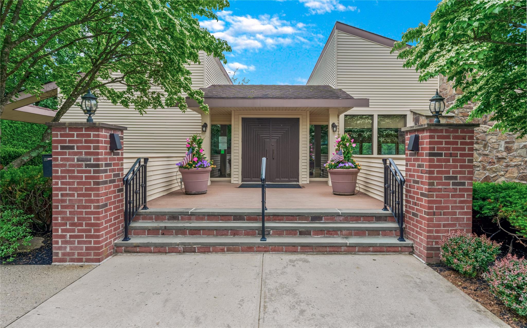 291 Starling Court, Manhasset, NY 11030