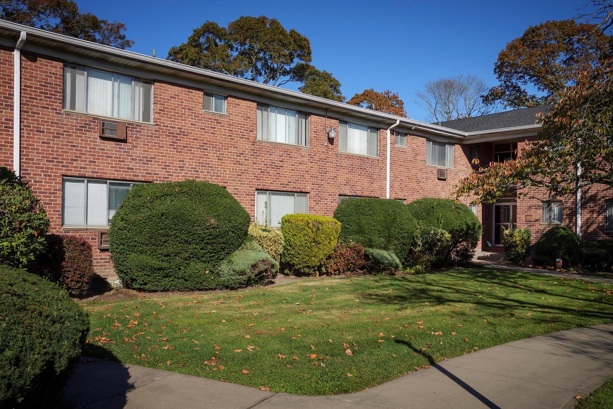 11 South Saxon Avenue # 1F, Bay Shore, NY 11706