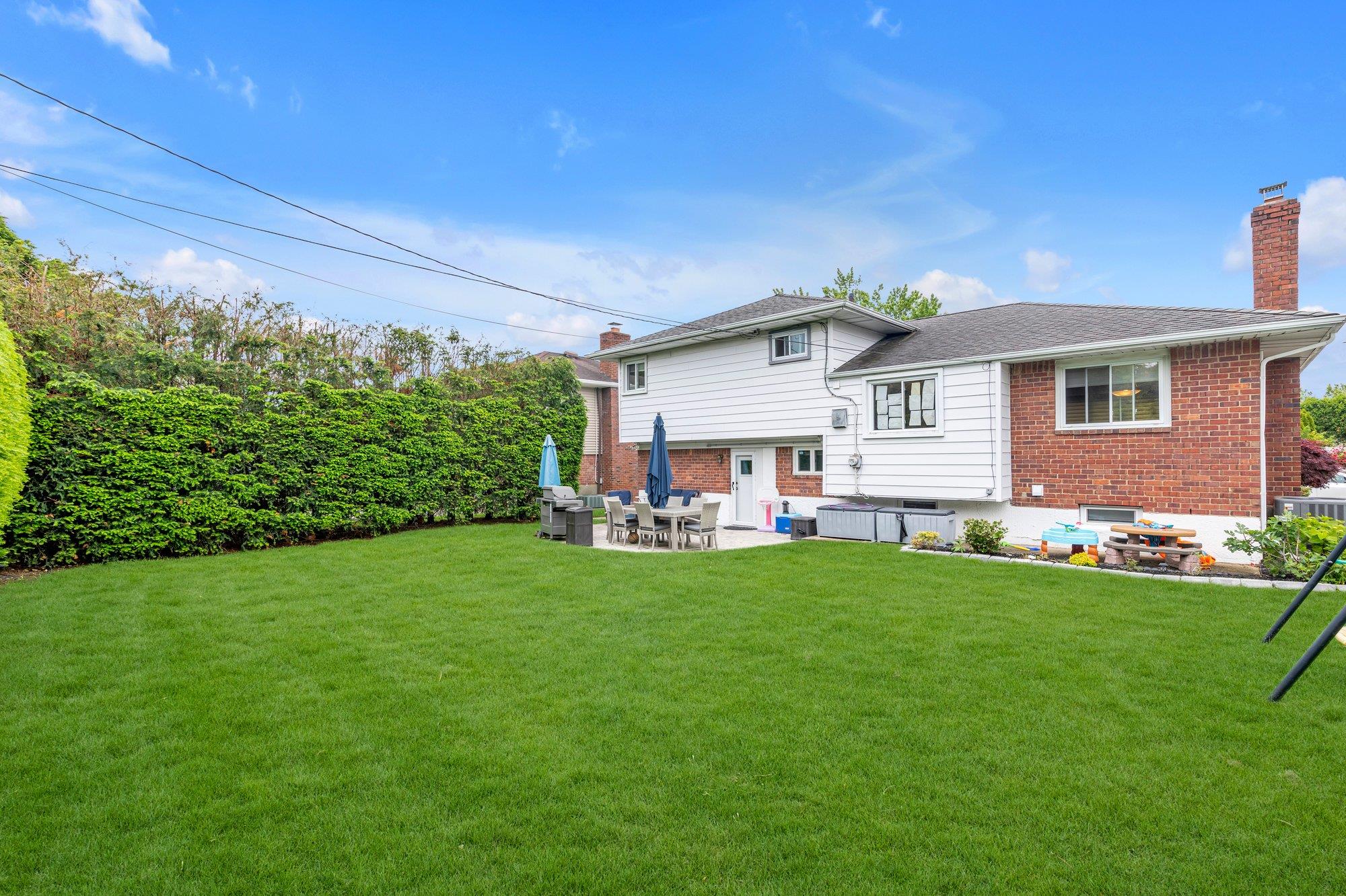 19 Alan Court, Plainview, NY 11803