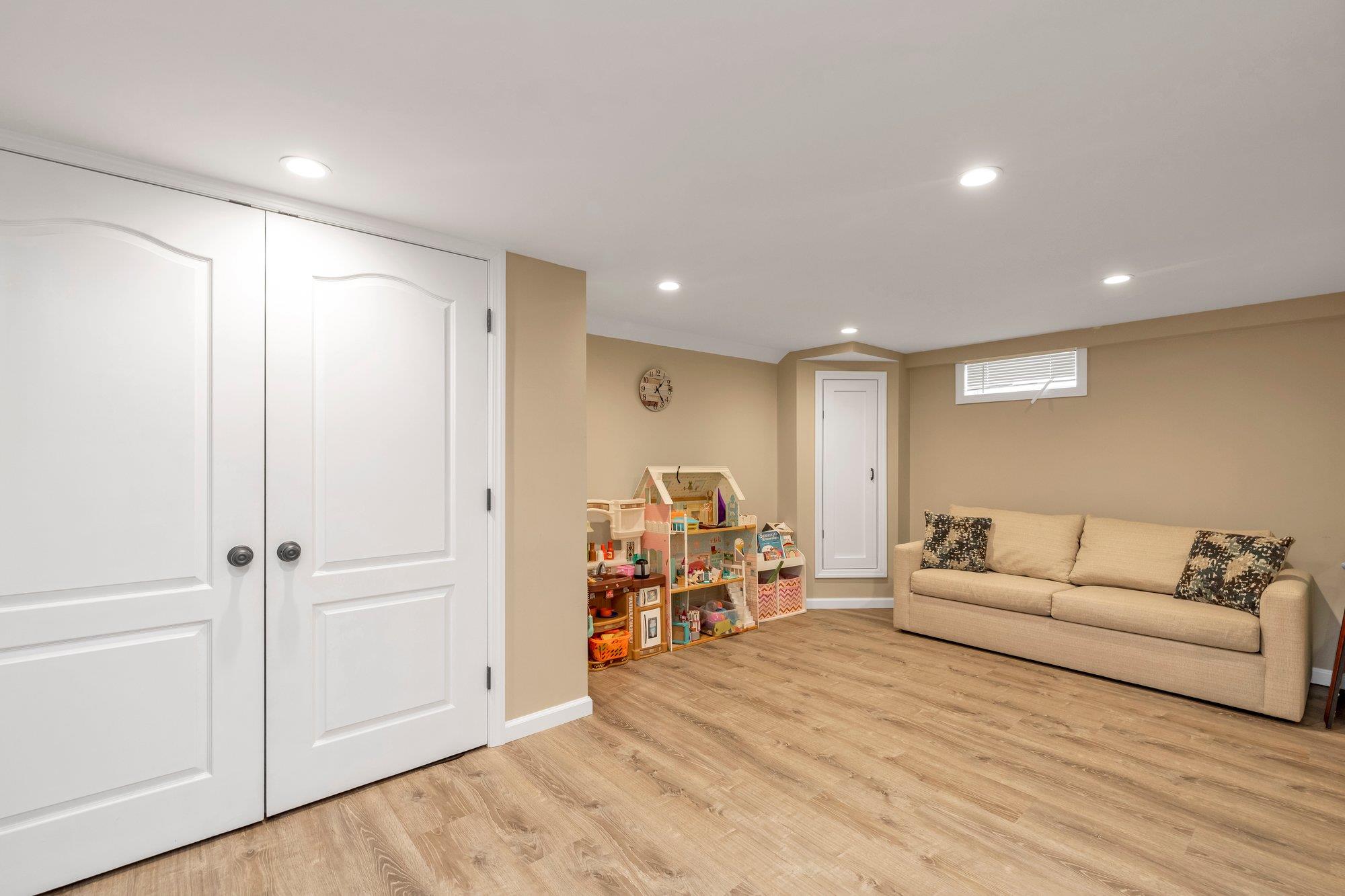 19 Alan Court, Plainview, NY 11803