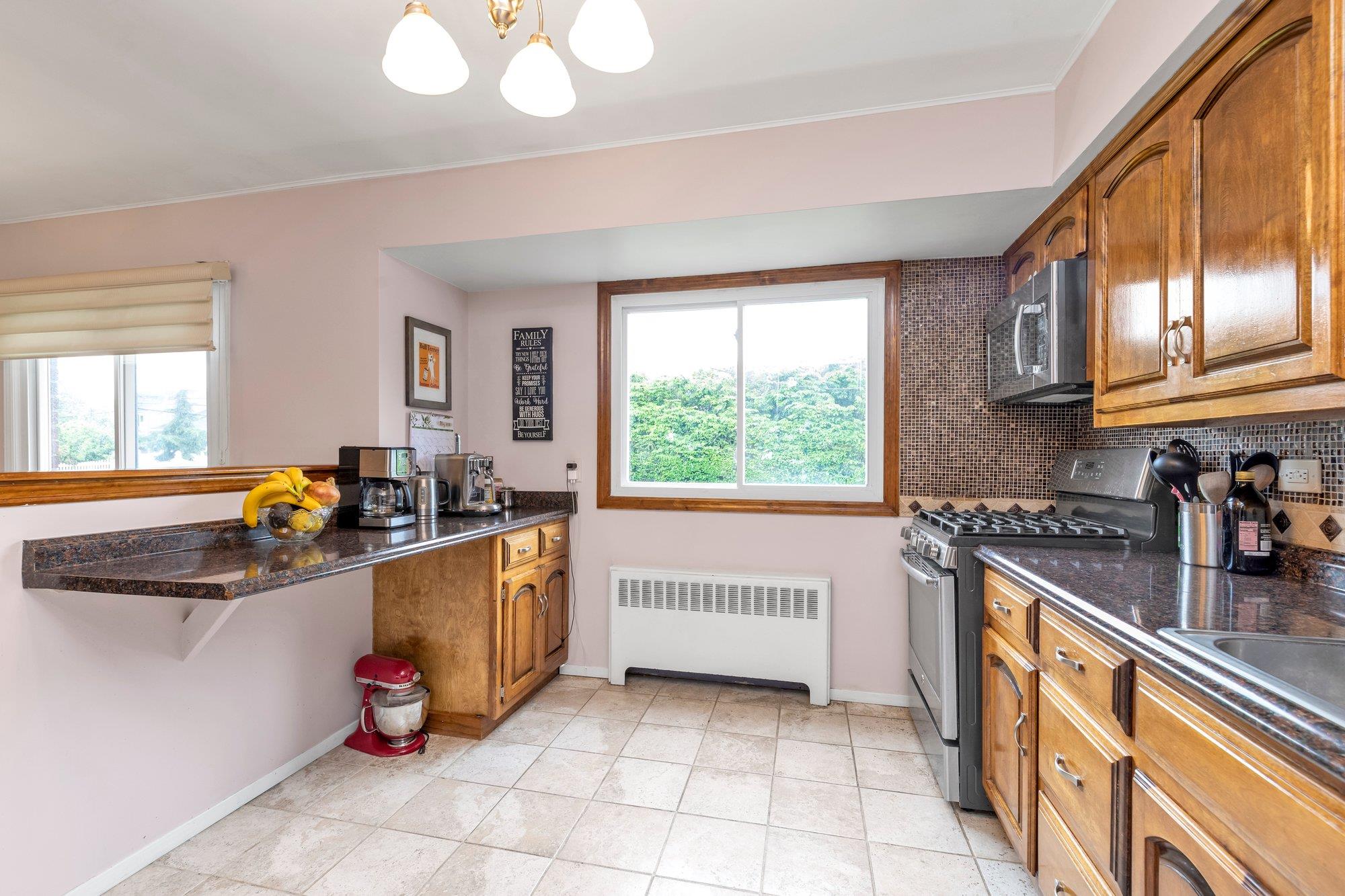 19 Alan Court, Plainview, NY 11803