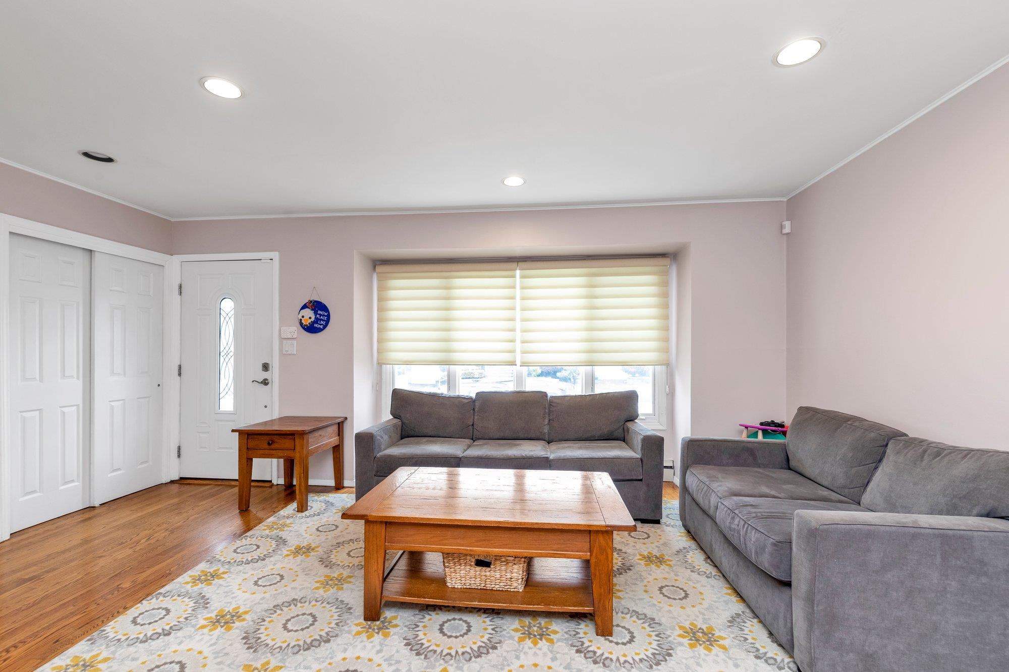 19 Alan Court, Plainview, NY 11803