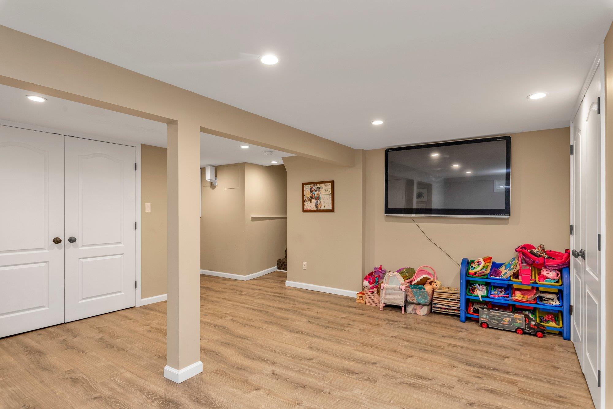 19 Alan Court, Plainview, NY 11803