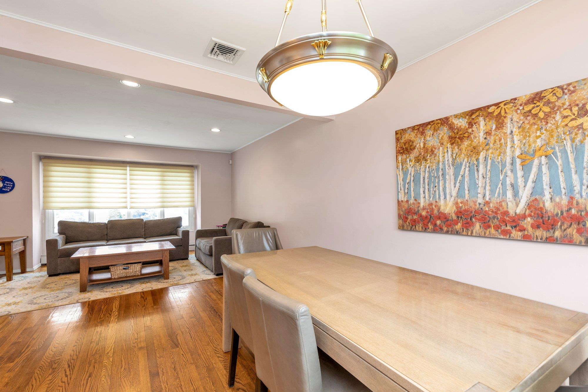 19 Alan Court, Plainview, NY 11803