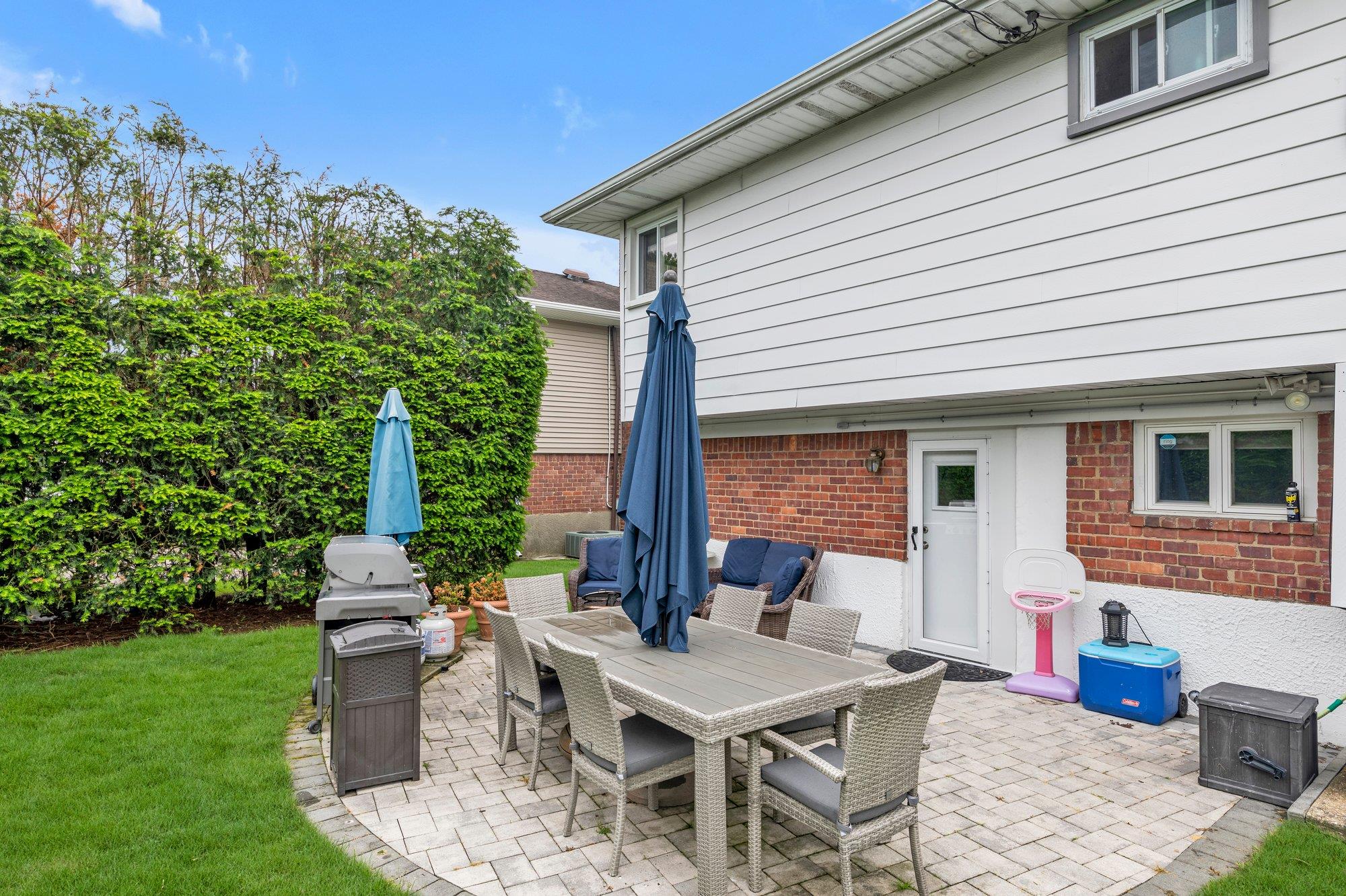 19 Alan Court, Plainview, NY 11803