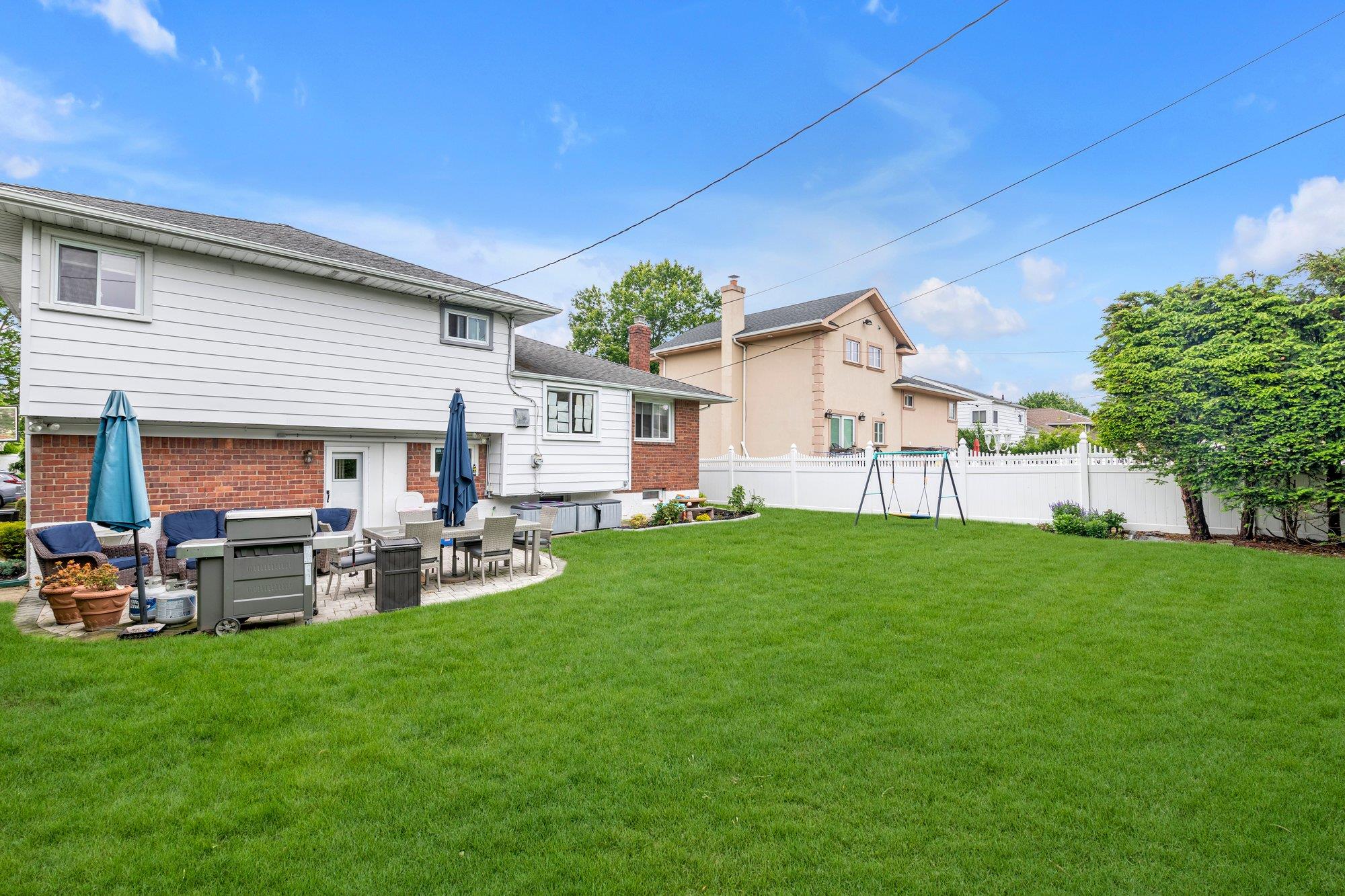 19 Alan Court, Plainview, NY 11803