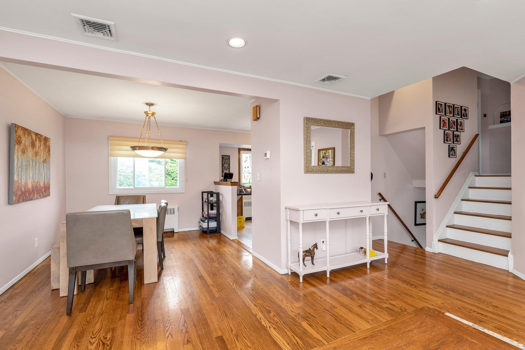 19 Alan Court, Plainview, NY 11803