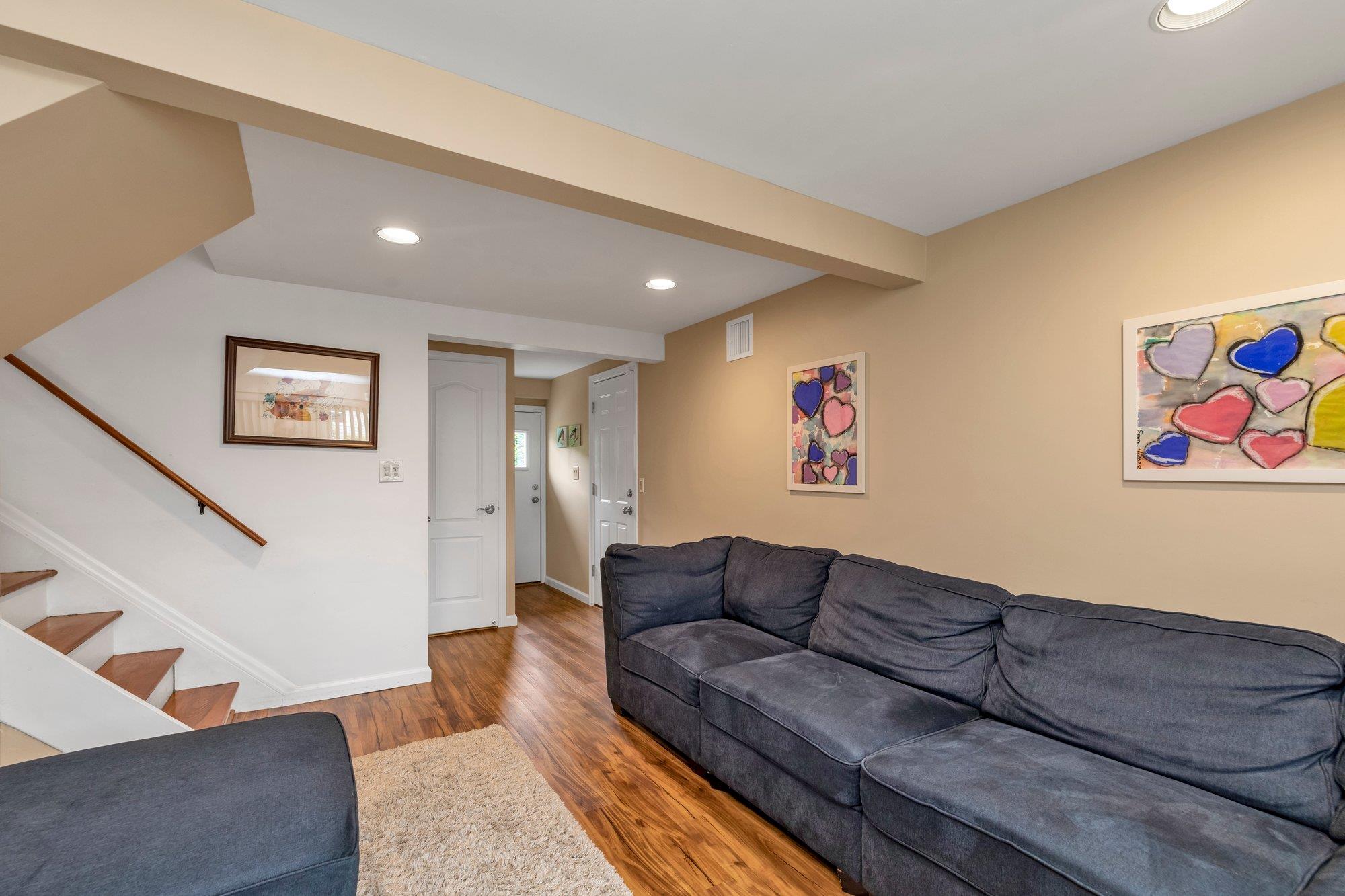 19 Alan Court, Plainview, NY 11803