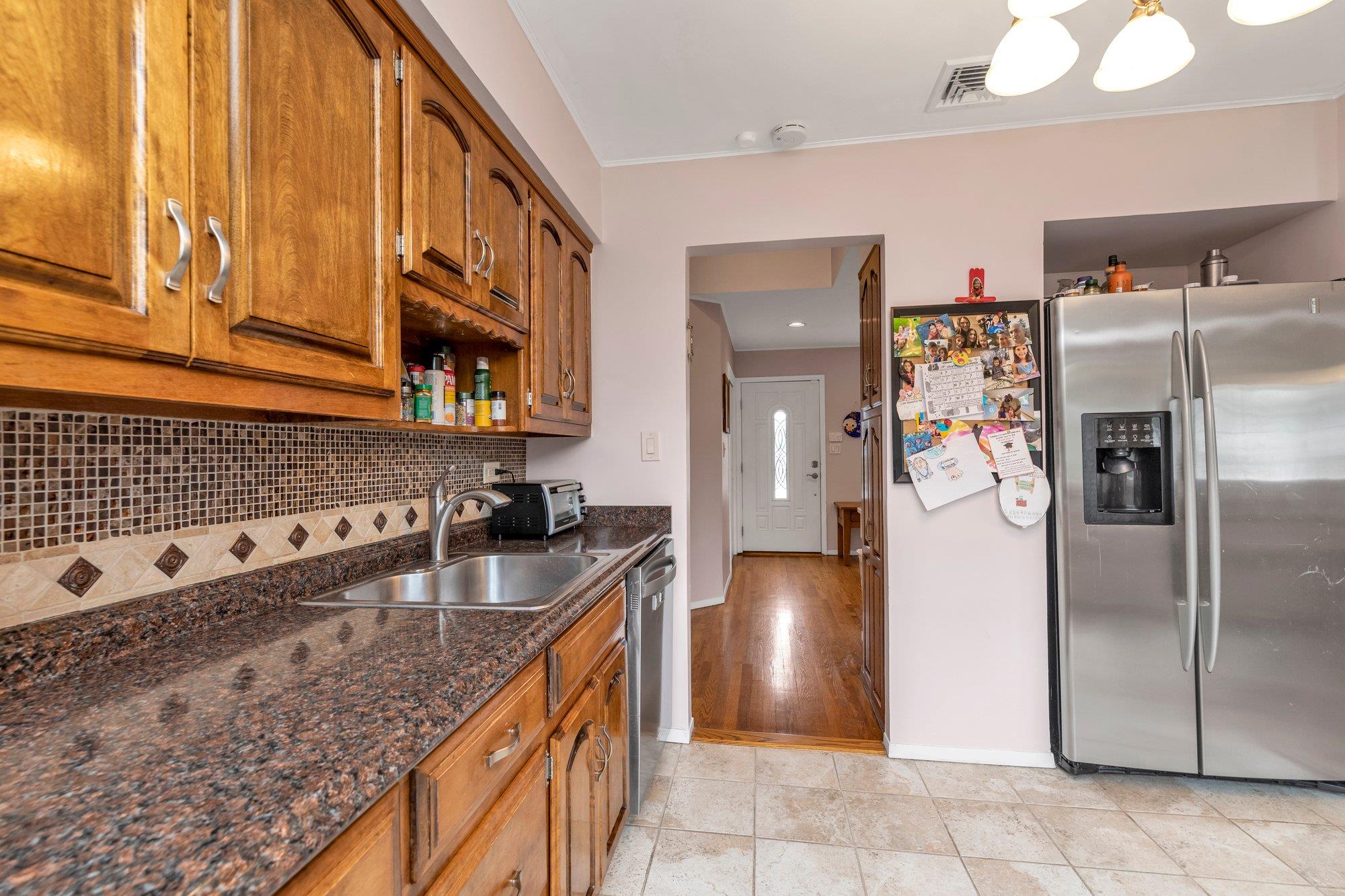 19 Alan Court, Plainview, NY 11803