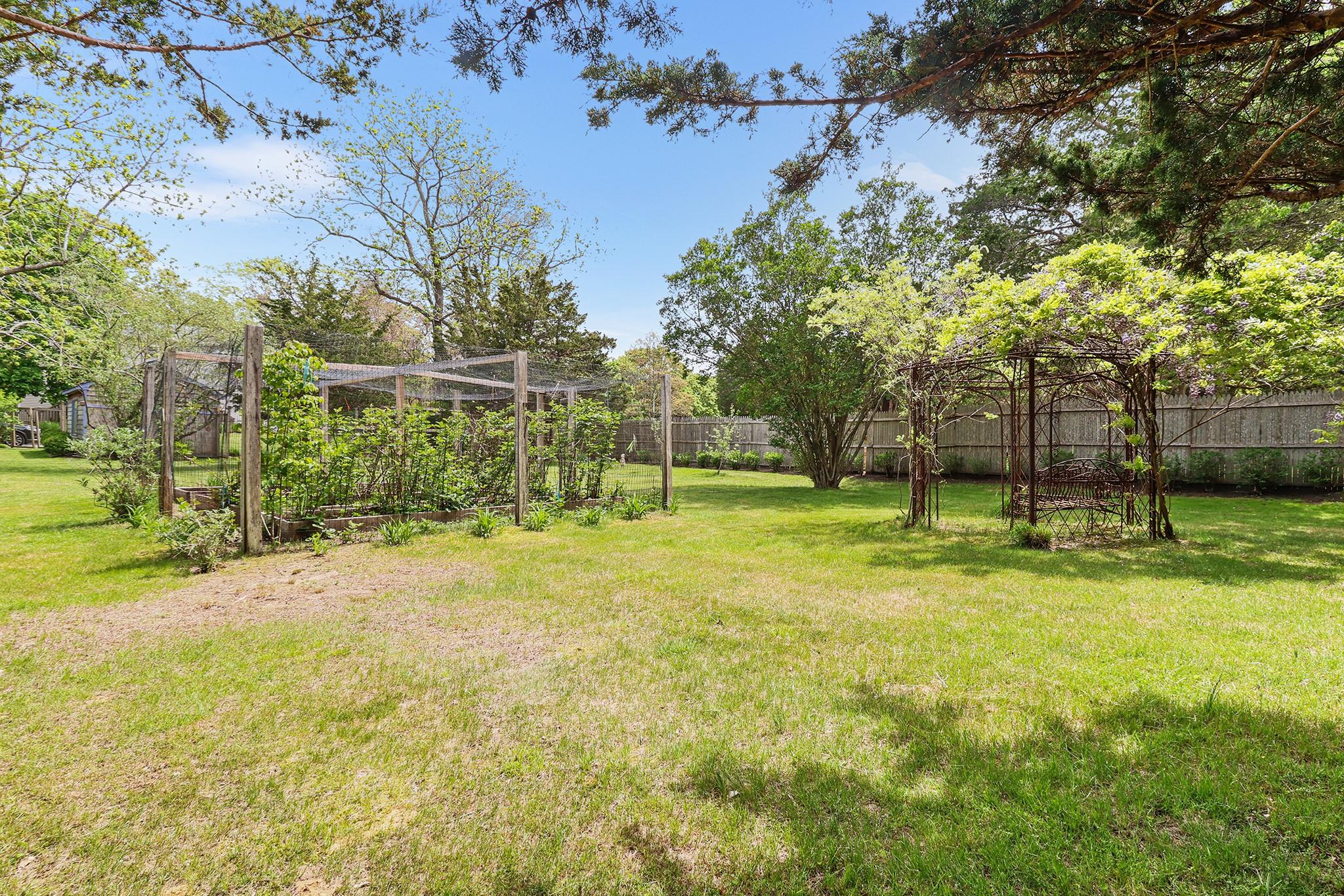 787 Accabonac Road, Springs, NY 11937