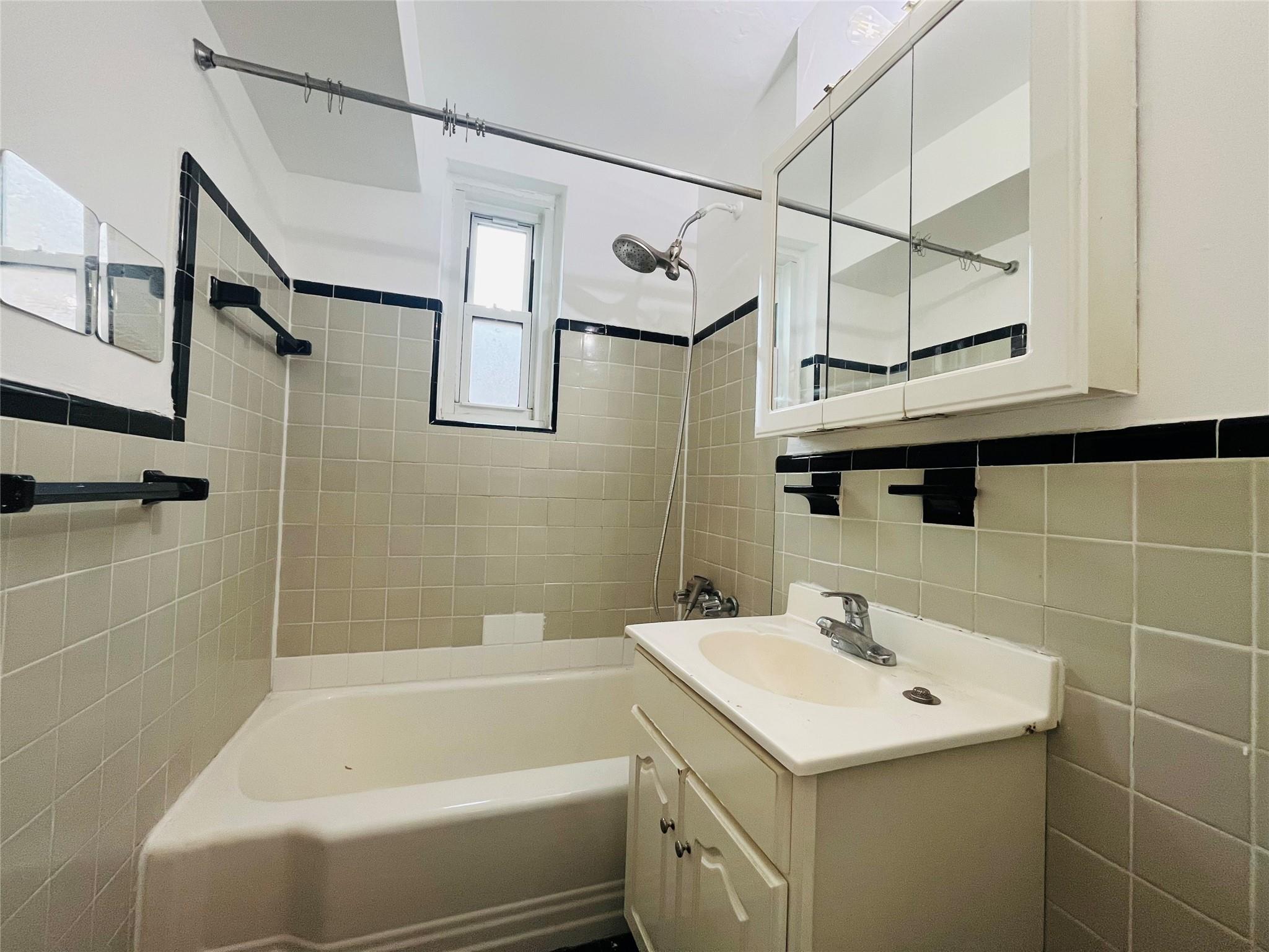 30-11 PARSONS Boulevard # 6 R, Flushing, NY 11354