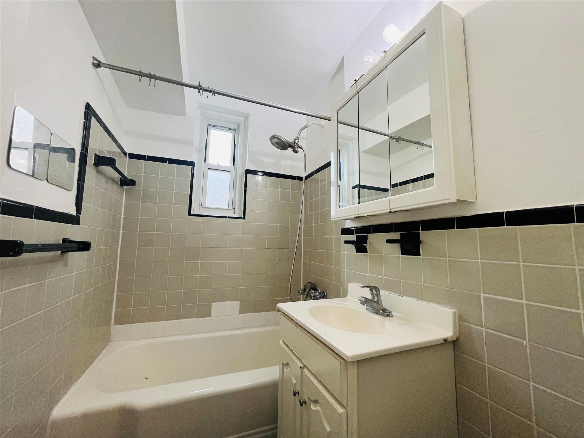 30-11 PARSONS Boulevard # 6 R, Flushing, NY 11354