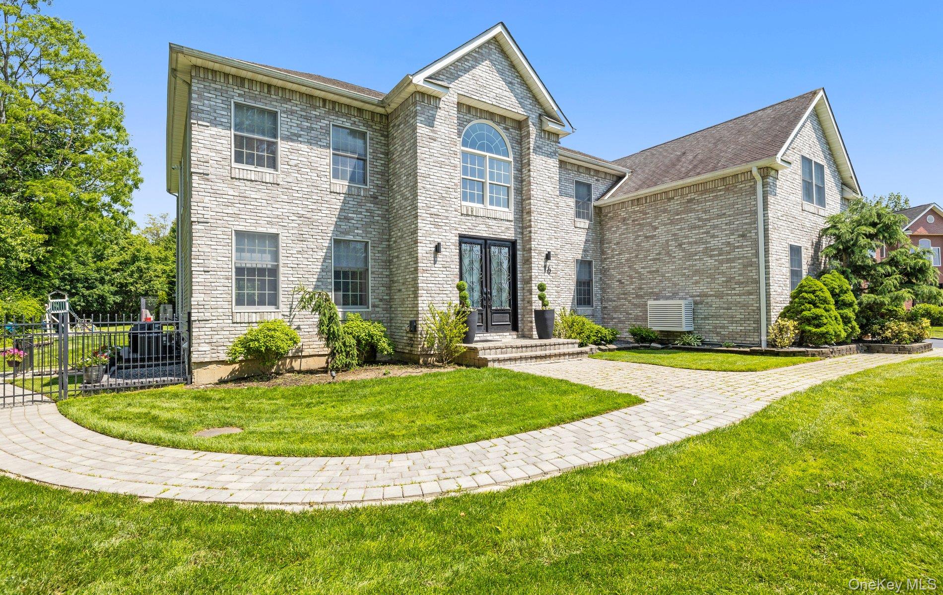 16 Home Court, Huntington, NY 11743