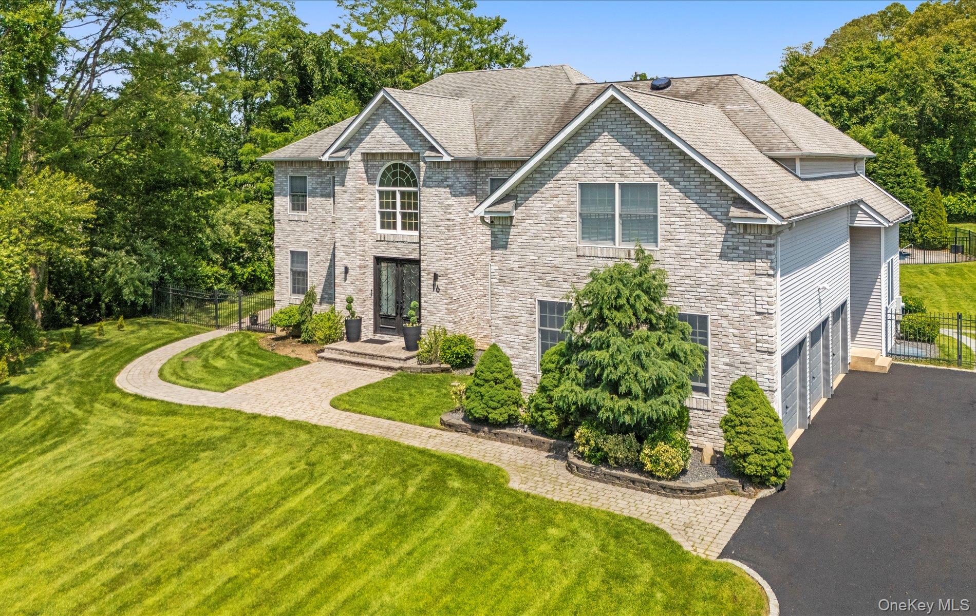 16 Home Court, Huntington, NY 11743