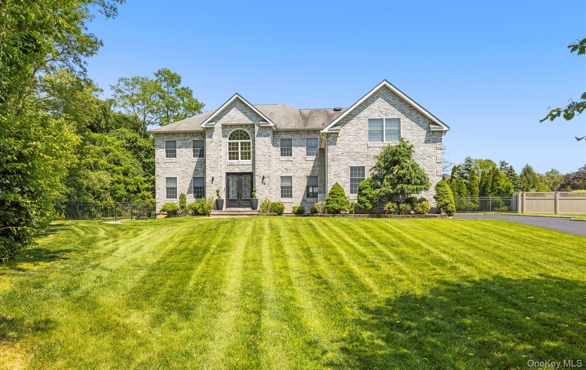 16 Home Court, Huntington, NY 11743