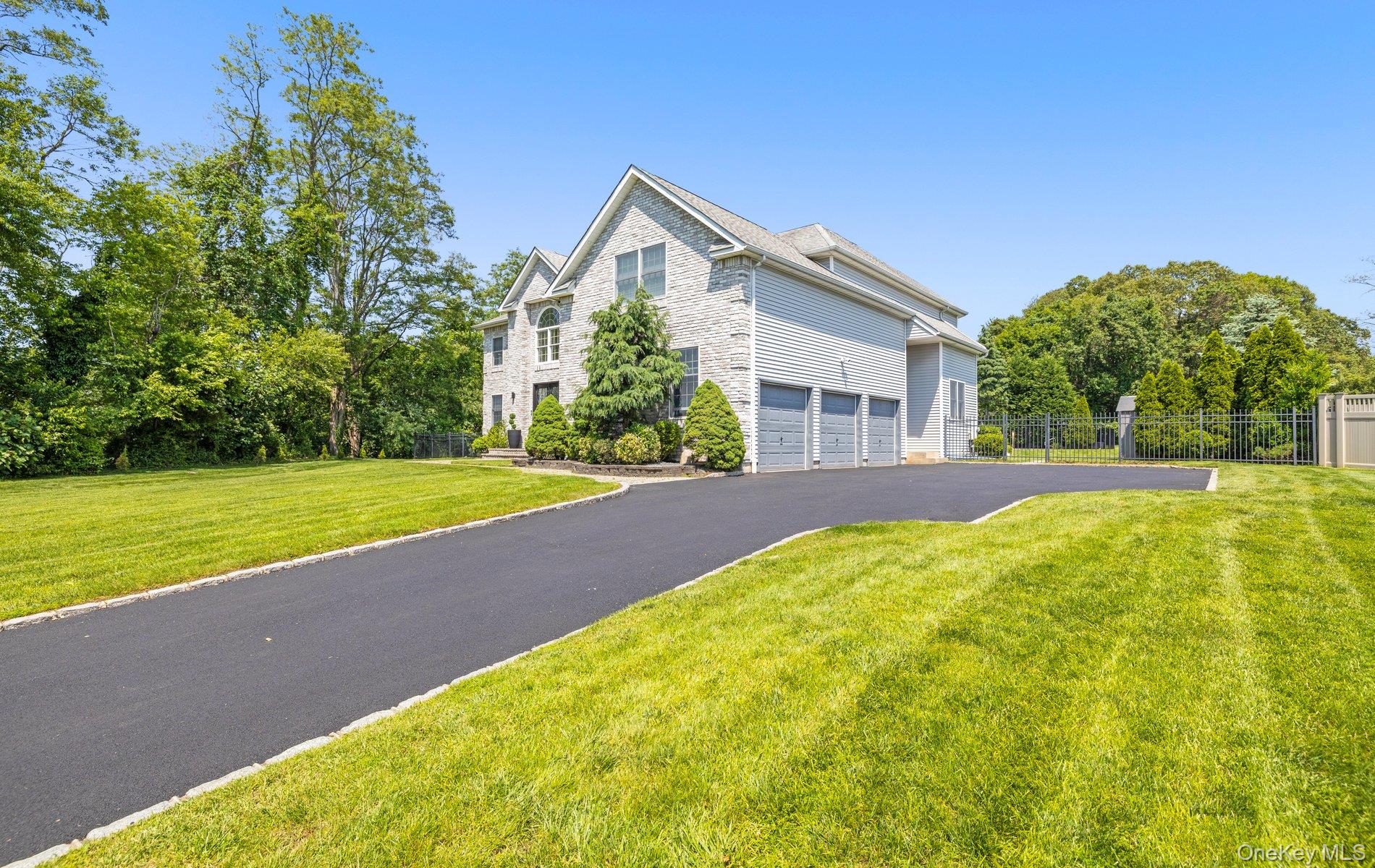 16 Home Court, Huntington, NY 11743