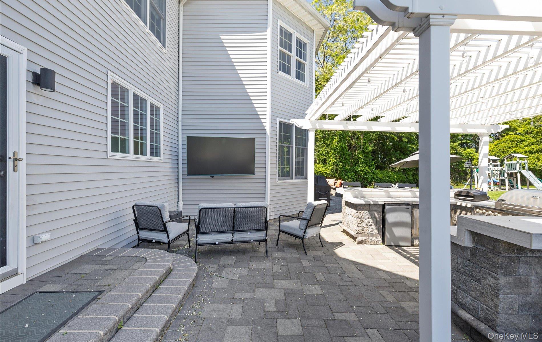 16 Home Court, Huntington, NY 11743