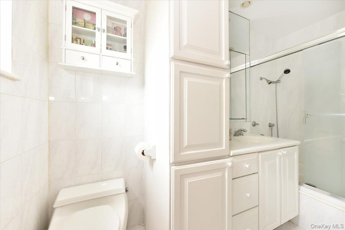 40 STONER Avenue # 1-i, Great Neck, NY 11021