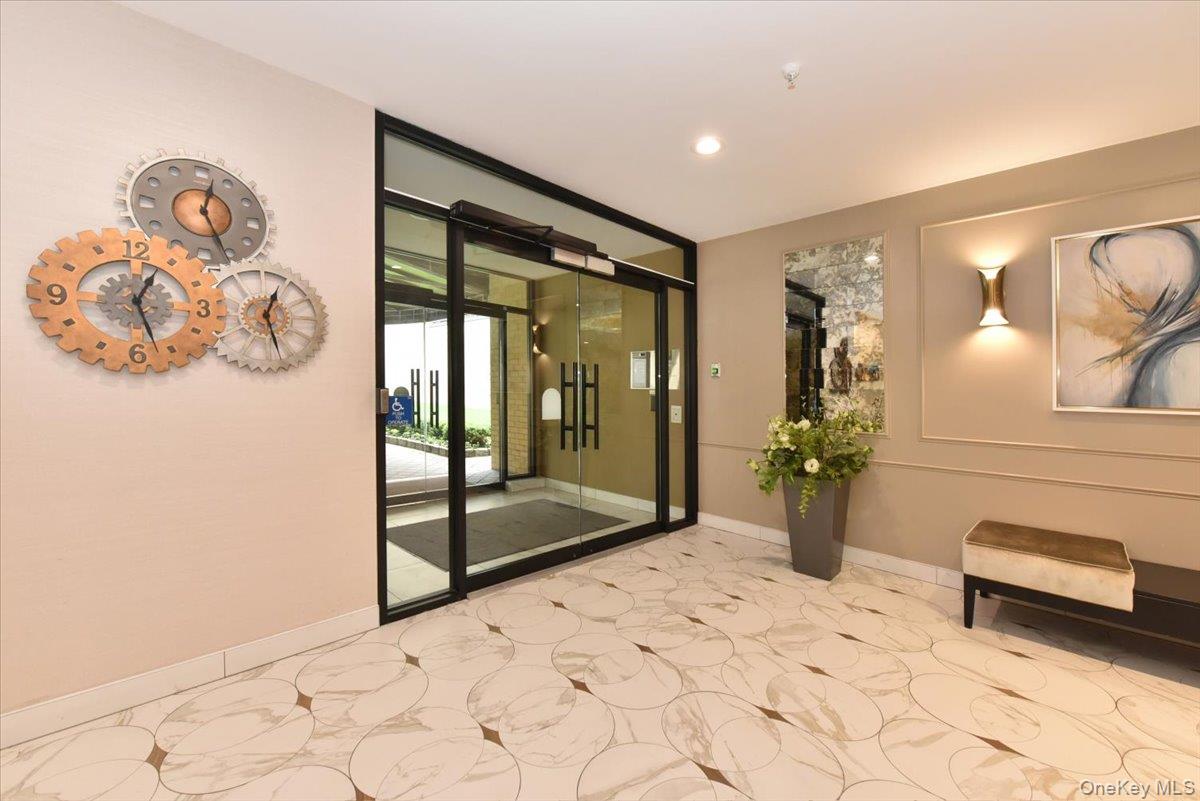 40 STONER Avenue # 1-i, Great Neck, NY 11021