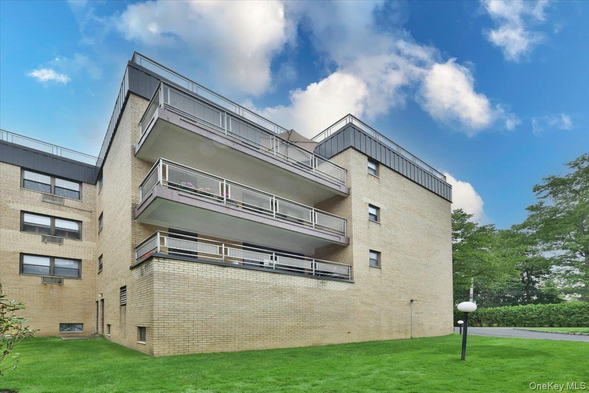 40 STONER Avenue # 1-i, Great Neck, NY 11021