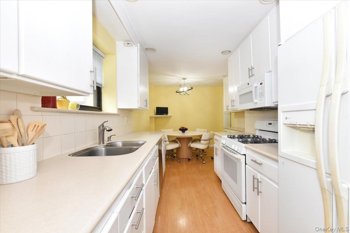 40 STONER Avenue # 1-i, Great Neck, NY 11021