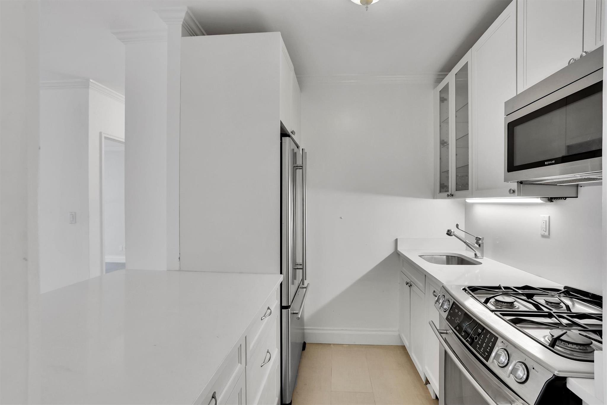 211 E 46th Street # 14E, New York (Manhattan), NY 10017